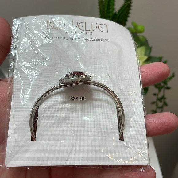 •NWT• RED VELVET BIJOUX // cuff bracelet // red agate stone // peace gemstone - Picture 5 of 10